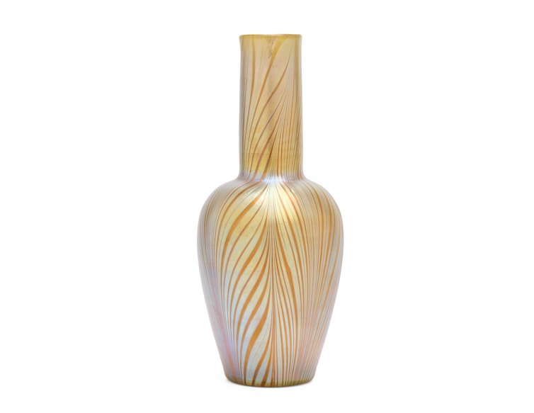 Johann-Loetz-Witwe-Phanomen-Genre-7501-Orange-Kark-Kellermann-First Johann Loetz Witwe vaas uitgevoerd in Phänomen Genre 7501 ontworpen door Karl Kellermann voor E. Bakalowits in Wenen