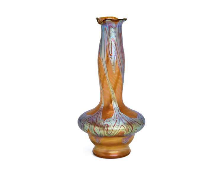 Johann-Loetz-Wite-Phanomen-Genre-1-214-Orange-Jugendstil-Vase-First (1 van 1) Art Nouveau vase by Johann Loetz Witwe, executed in Phänomen Genre 1/214, blown in orange glass with a richly iridescent surface featuring the characteristic flowing lines and delicate color reflections typical of the Phänomen Genre.